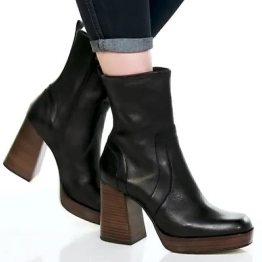 Steve Madden Black Ankle Booties with Tan Heel